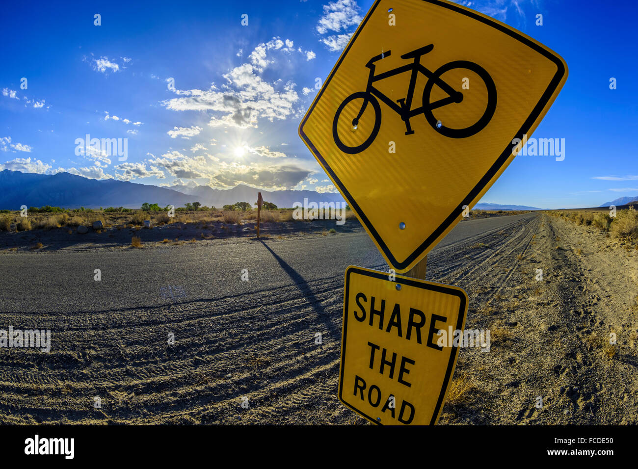Country road in Owens Valley avec le vélo droit de passage signe, Californie Banque D'Images