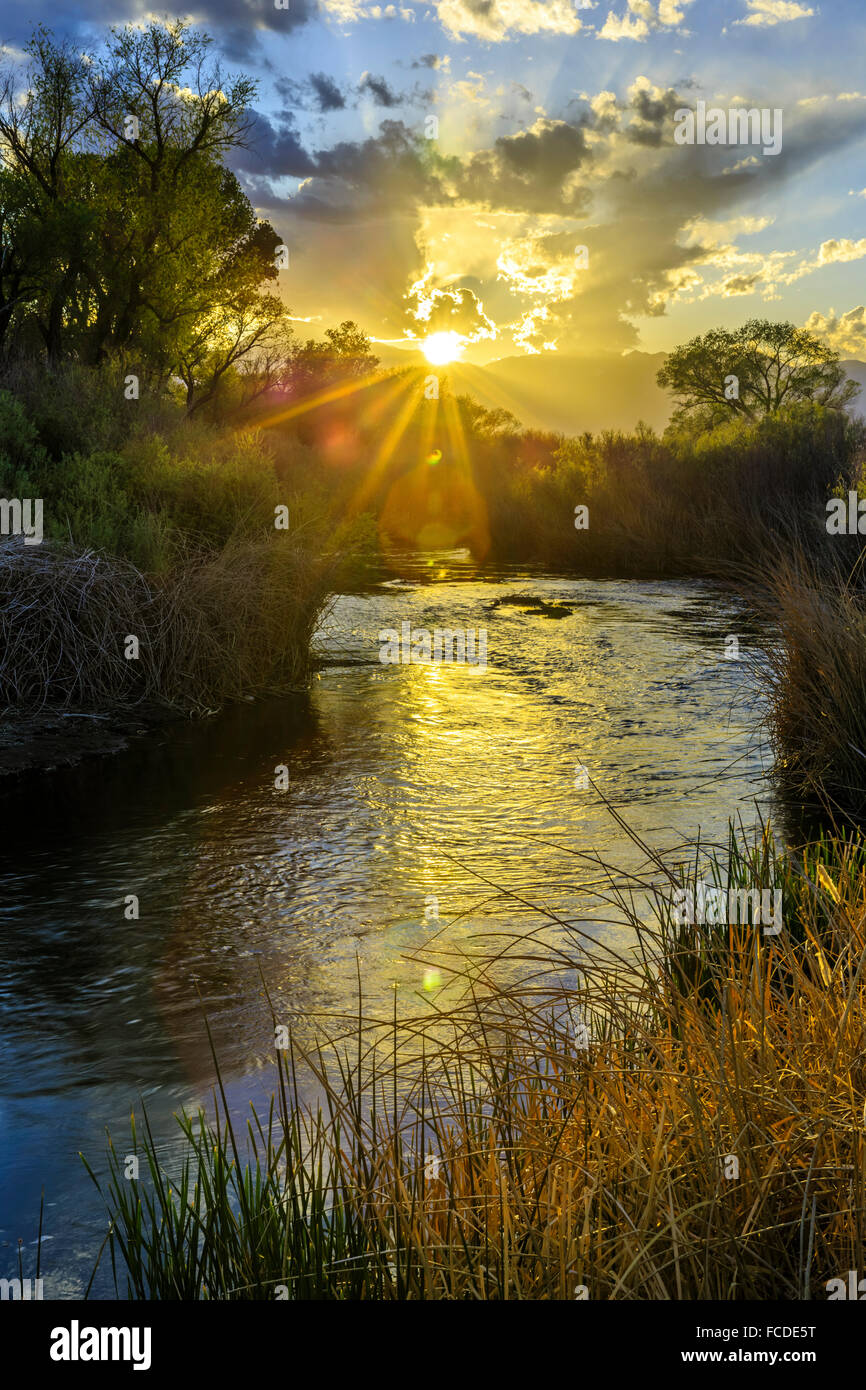 Owens River au coucher du soleil, en Californie Banque D'Images