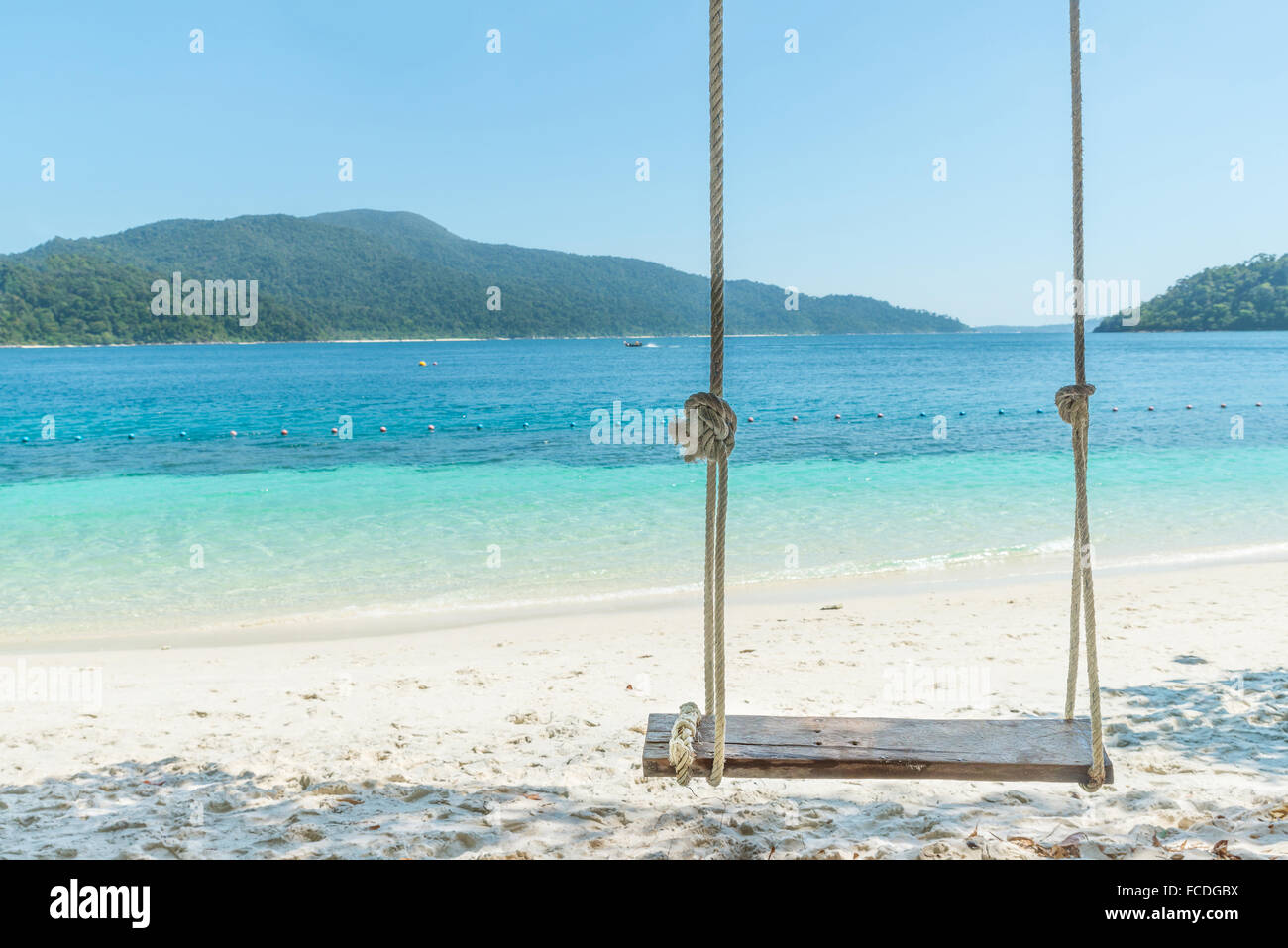 L'été, les voyages, vacances et Maison de Vacances - Swing concept pendre du cocotier plage mer arbre de plus à Phuket en Thaïlande,. Banque D'Images