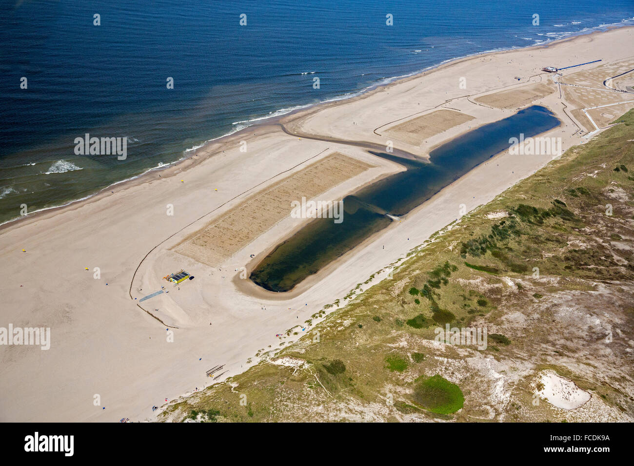 Pays-bas, Petten, renforcement de la digue de mer appelé Hondsbossche Zeewering. Dépôt de sable à l'aide de drague. Aerial Banque D'Images
