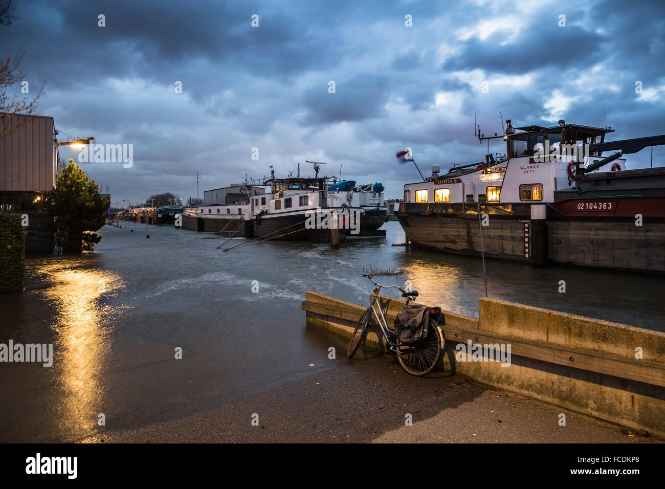 Pays-bas, Capelle aan den IJssel. Haut niveau d'eau dans le Hollandse IJssel river Banque D'Images
