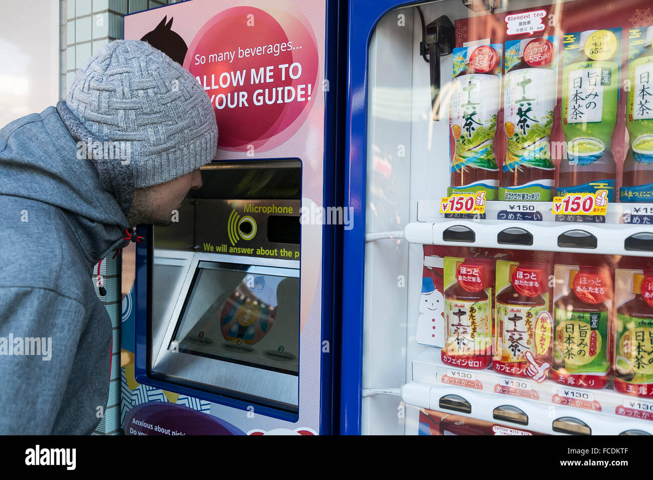 Tokyo, Japon. 22 janvier, 2016. Un touriste allemand reçoit l'information sur les boissons alcoolisées japonais à partir d'un distributeur automatique interactive à Asakusa, le 22 janvier 2016, Tokyo, Japon. Des distributeurs automatiques sont populaires à travers le Japon mais beaucoup vendent des boissons inconnues de visiteurs d'outre-mer. Le Japon tente d'attirer plus de touristes dans l'accumulation à l'Jeux olympiques de Tokyo en 2020, Asahi Group Holdings en collaboration avec l'Institut de recherche Nomura a mis sur pied son premier distributeur automatique interactive for English speakers près du temple Sensoji à Asakusa. Credit : AFLO Co.,Ltd/Alamy Live News Banque D'Images