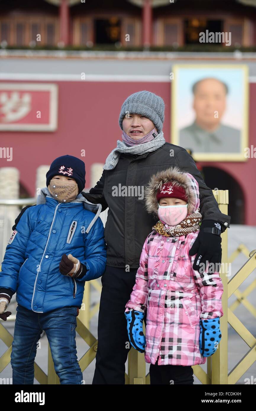 Beijing, Chine. 22 janvier, 2016. Les touristes visitent la place Tian'anmen à Beijing, capitale de Chine, le 22 janvier 2016. La température à Pékin est prévue sur un bas niveau en 30 ans de moins 17 degrés Celsius la nuit de samedi, les prévisions de la station météorologique de Beijing. Crédit : Chen Yehua/Xinhua/Alamy Live News Banque D'Images