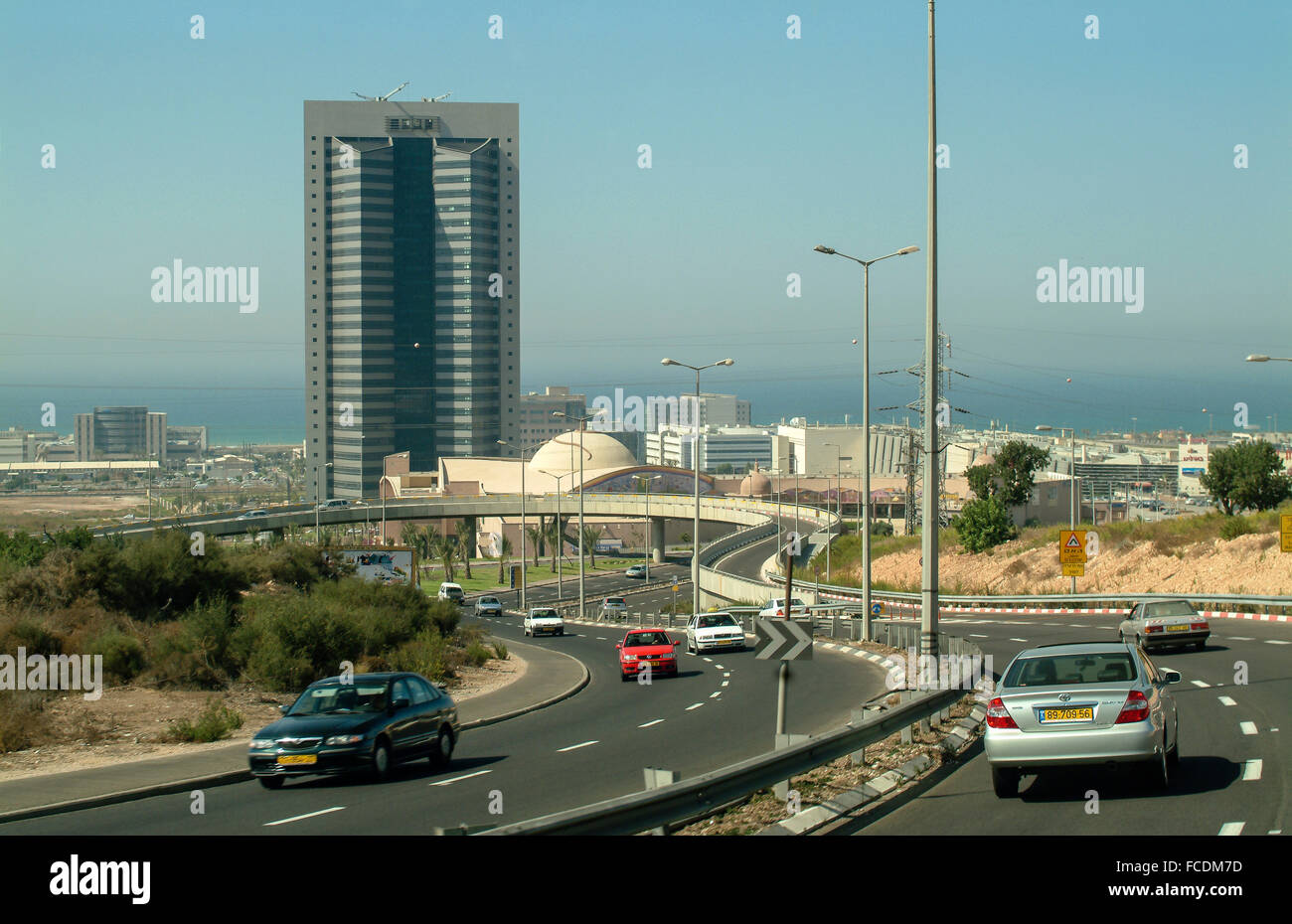 L'autoroute en face de la Ville, Tour arrière IEC, Haïfa, Israël Banque D'Images