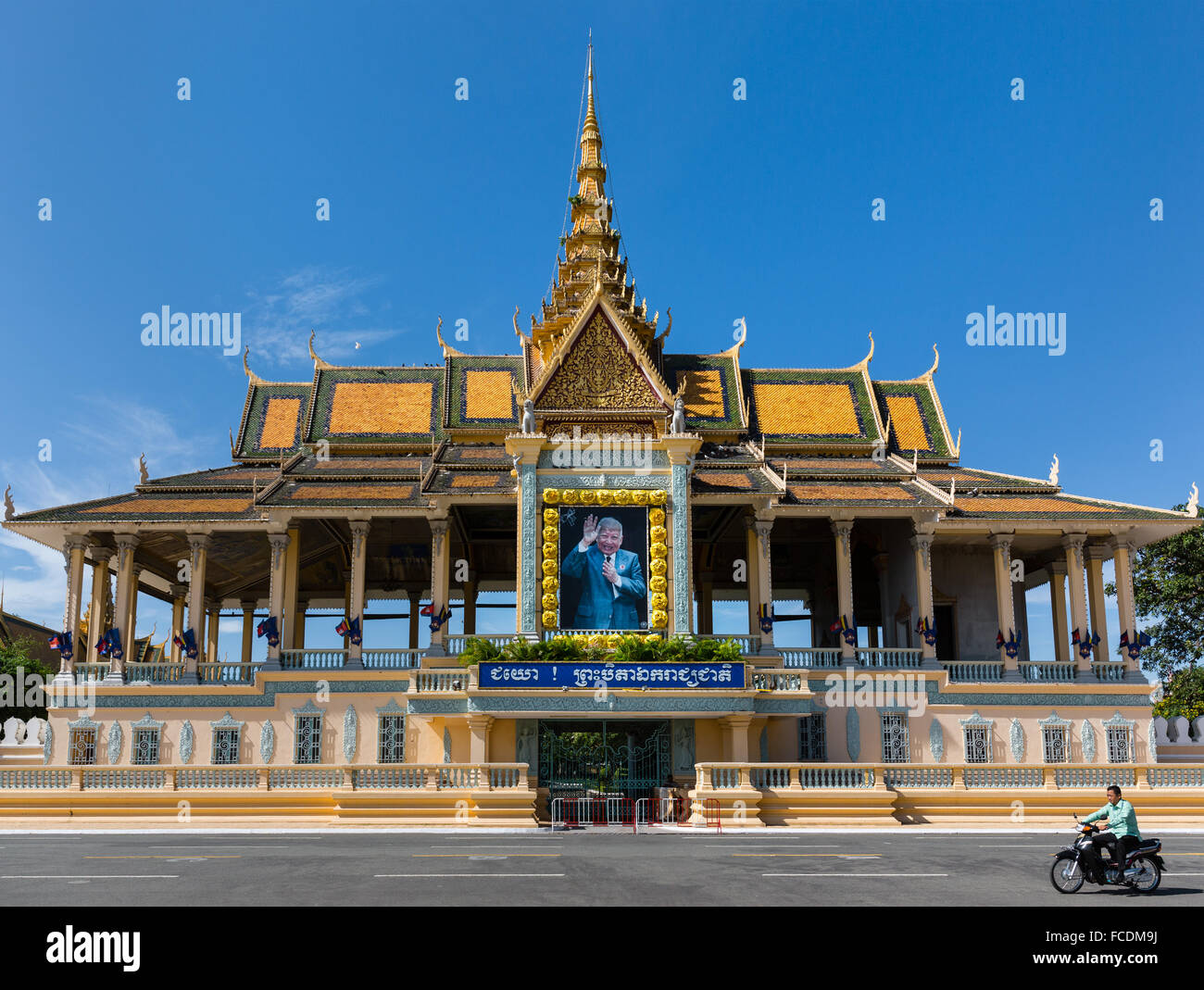 Preah Thineang Chan Chhaya, Moonlight Pavilion à Preah Sothearos Boulevard avec portrait du roi Norodom Sihanouk, Chan Chaya Banque D'Images