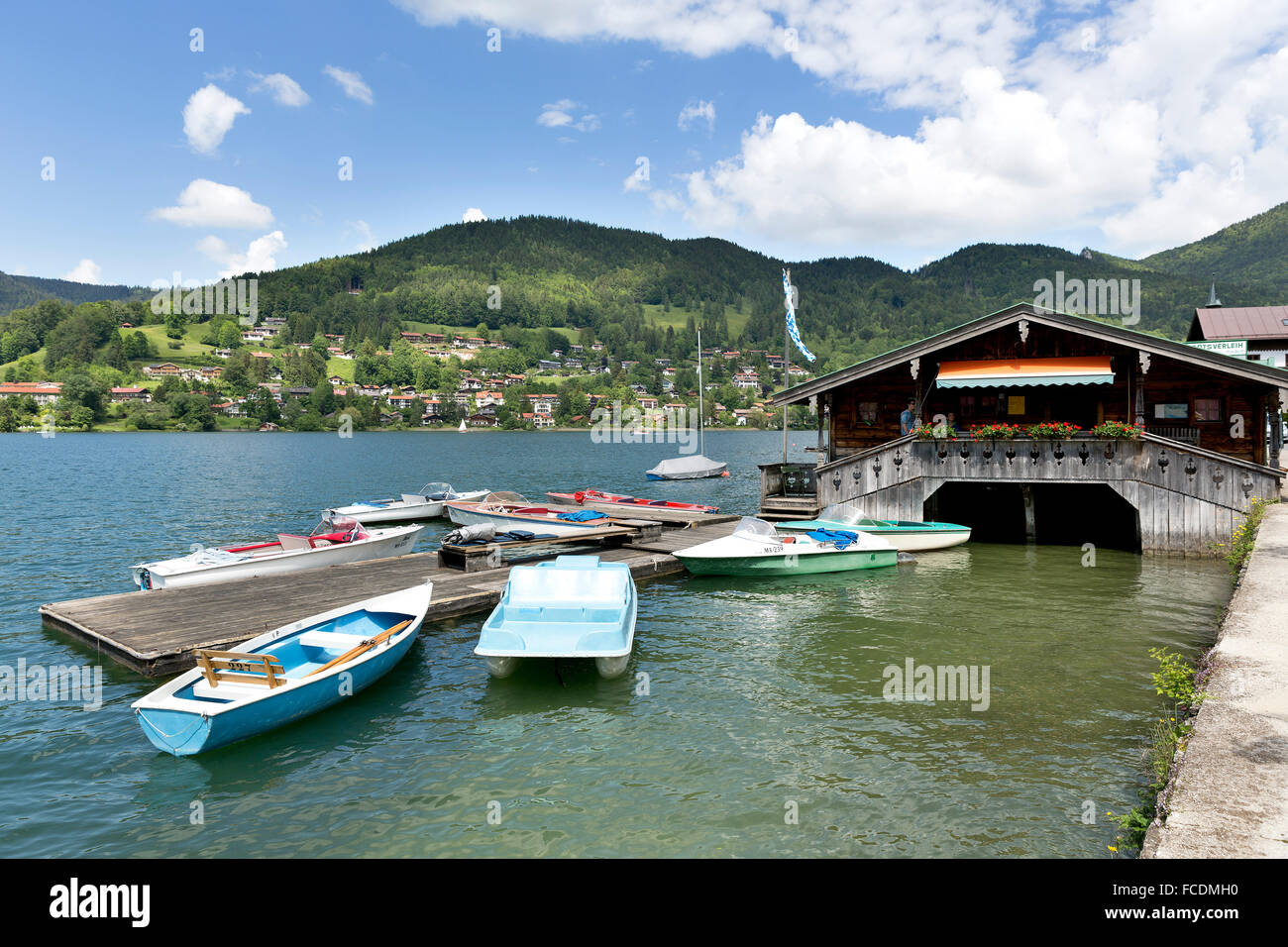 Bateaux sur le lac Tegernsee dans Egern, Tegernsee, Bavière, Allemagne Banque D'Images