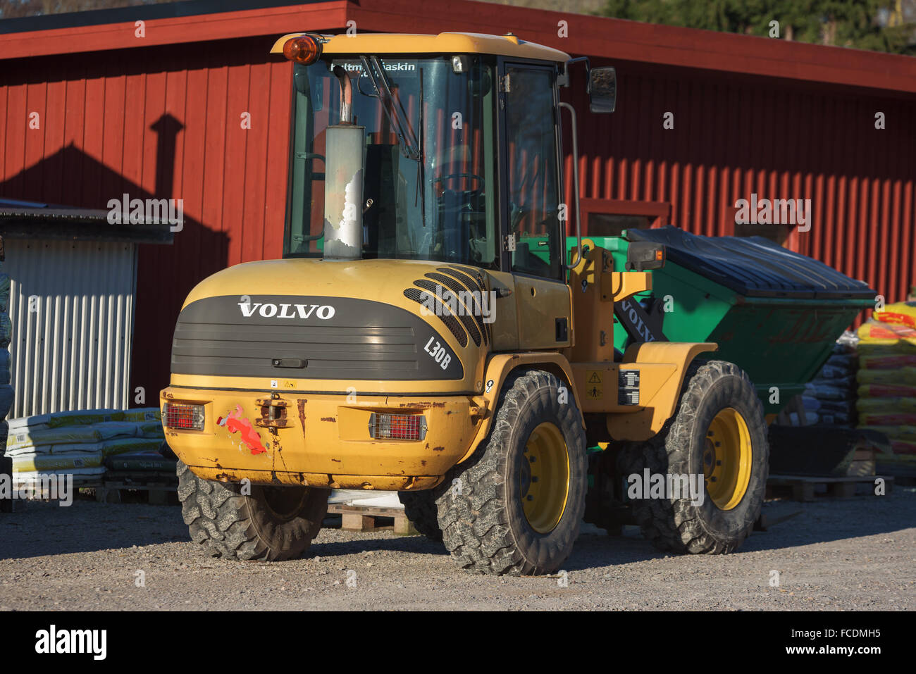 Johannishus, Suède - le 17 janvier 2016 : l'arrière d'une Volvo L30B tracteur stationné à l'extérieur d'un bâtiment rouge. Banque D'Images