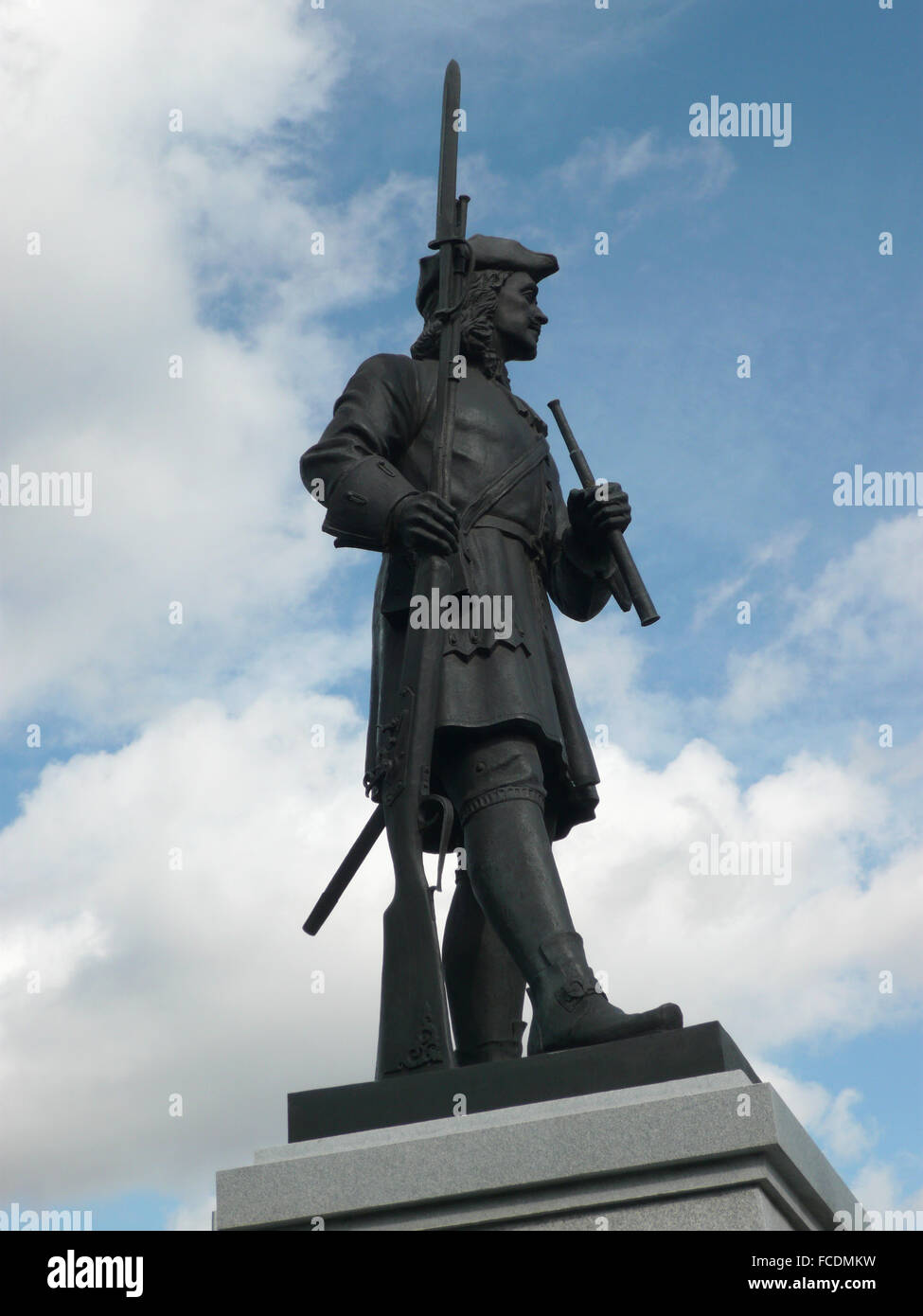 Ancien soldat monument sur fond de ciel à jour Banque D'Images