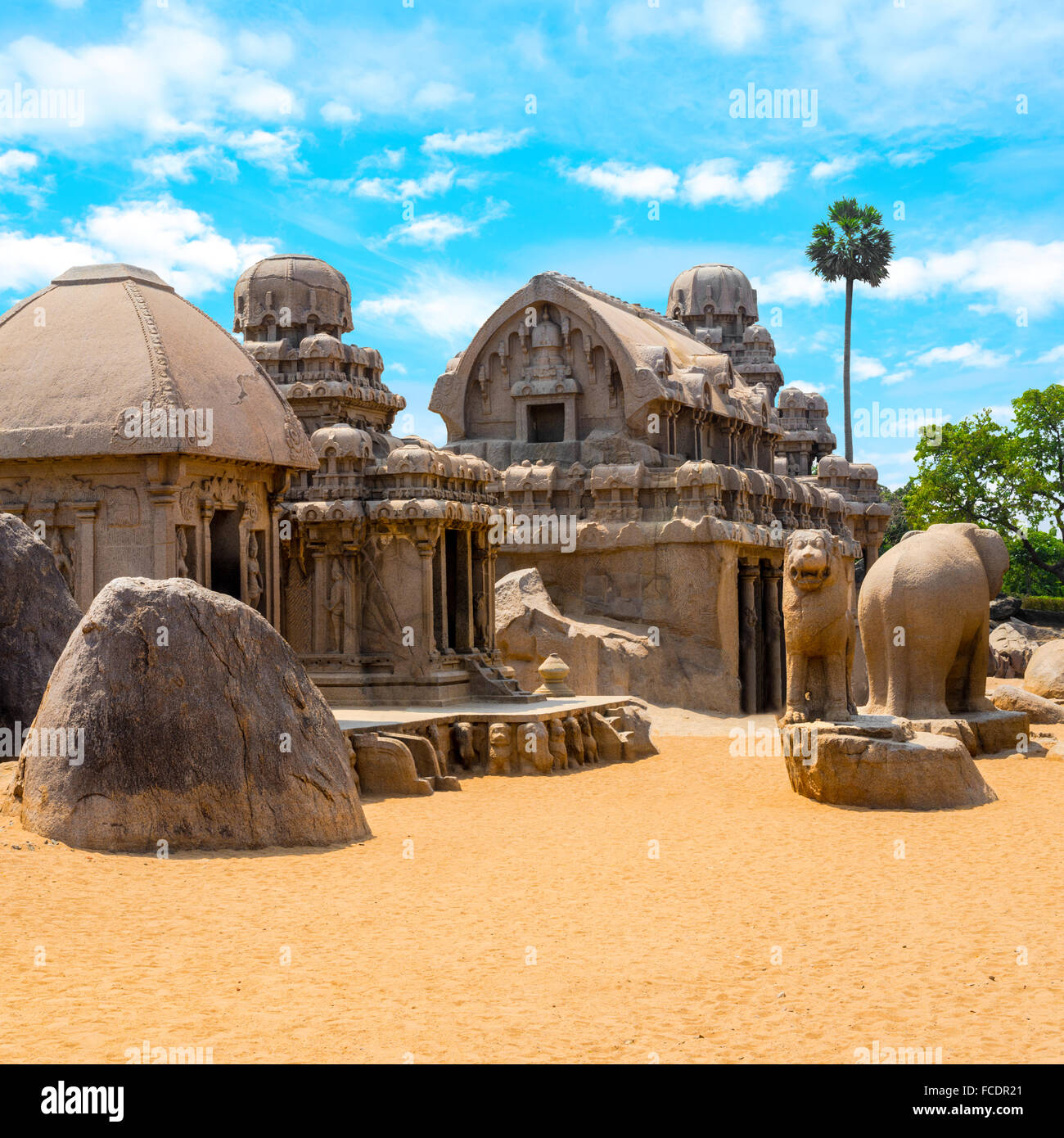 Monolithique hindoue antique architecture indienne des rathas Pancha - Cinq Rathas, Mahabalipuram, Tamil Nadu, Inde du Sud Banque D'Images