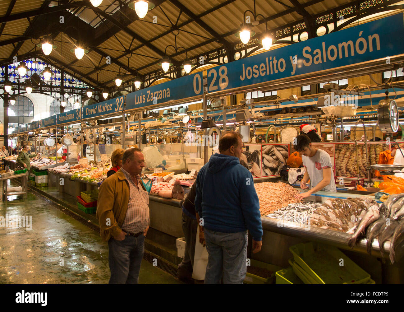 Les gens à l'intérieur des stalles shopping poissonnier marché couvert historique immeuble, Jerez de la Frontera, Espagne Banque D'Images