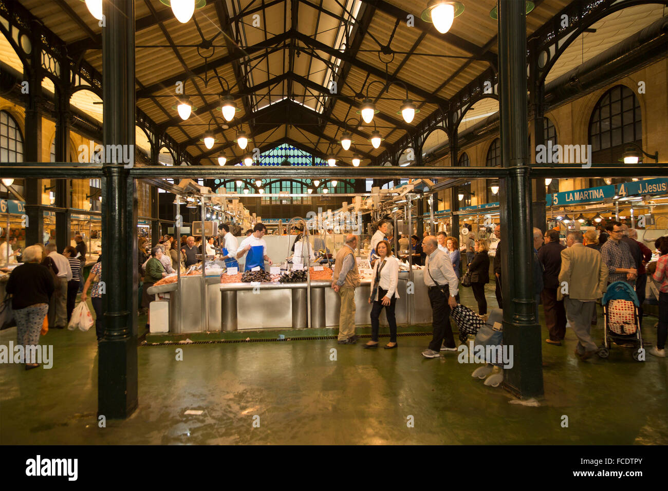 Les gens à l'intérieur des stalles shopping poissonnier marché couvert historique immeuble, Jerez de la Frontera, Espagne Banque D'Images