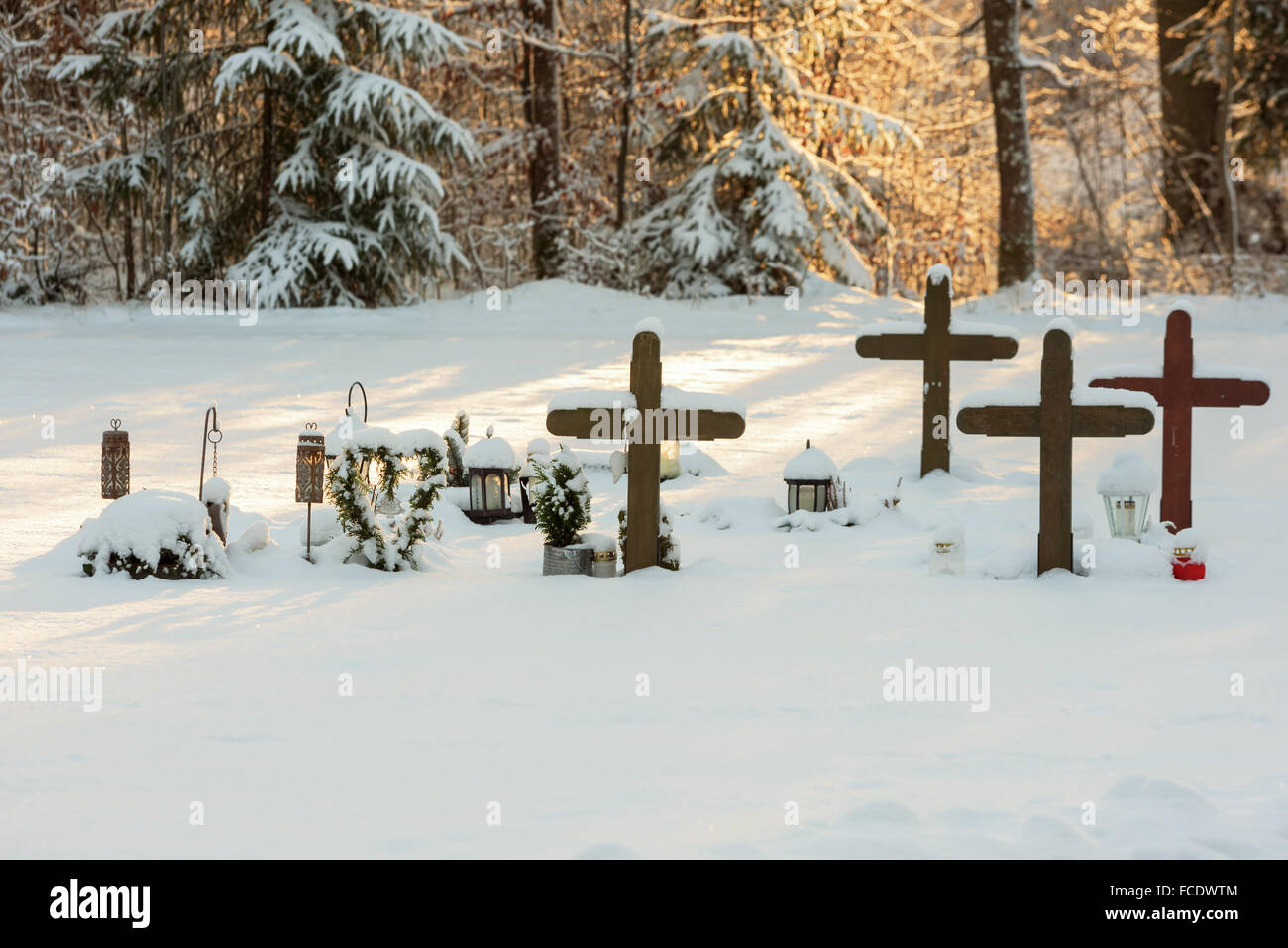 Croix de cimetière Banque de photographies et d’images à haute