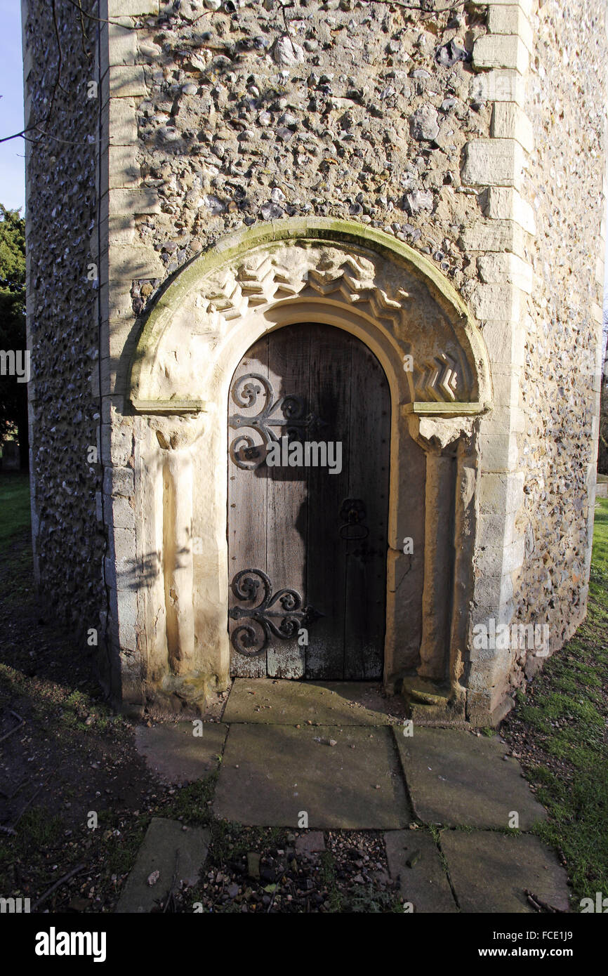 Norman porte en face Ouest, tour de l'église St Mary, Buckenham ainsi que, Norfolk Banque D'Images