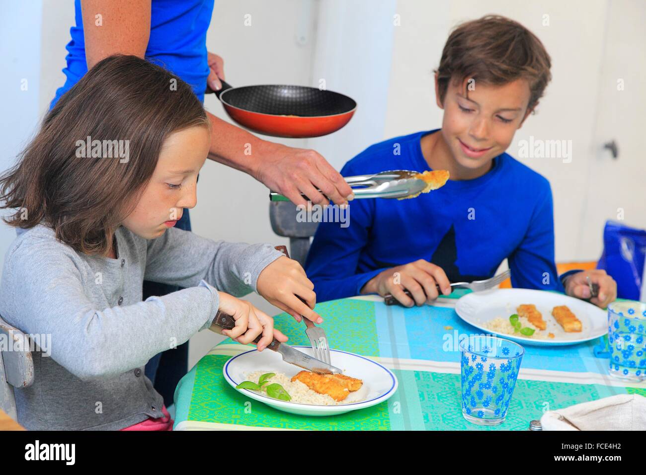 Mère avec des enfants à l'heure du déjeuner Banque D'Images