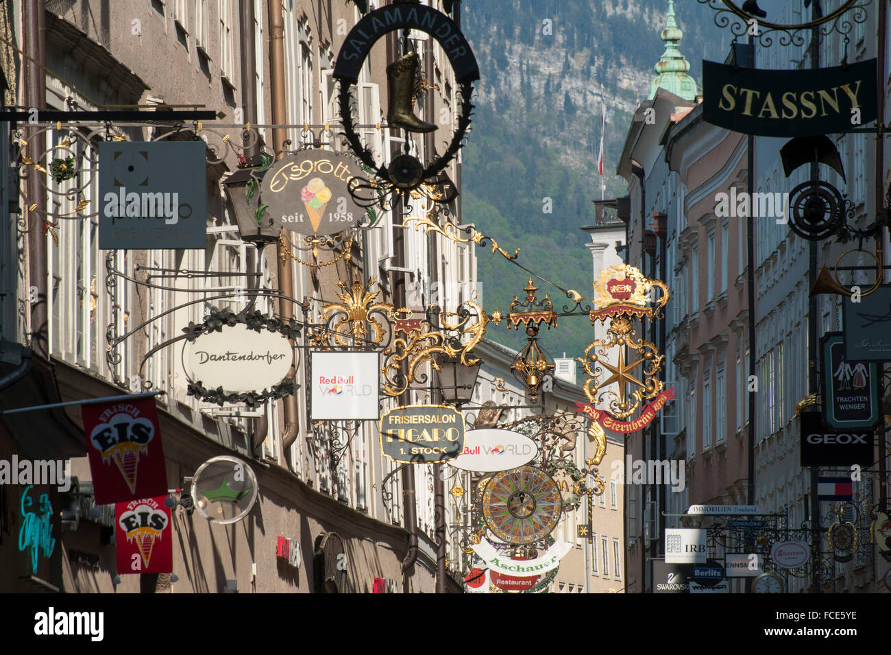 La Getreidegasse, le centre historique de la ville de Salzbourg, site du patrimoine mondial de l'UNESCO, Autriche Banque D'Images