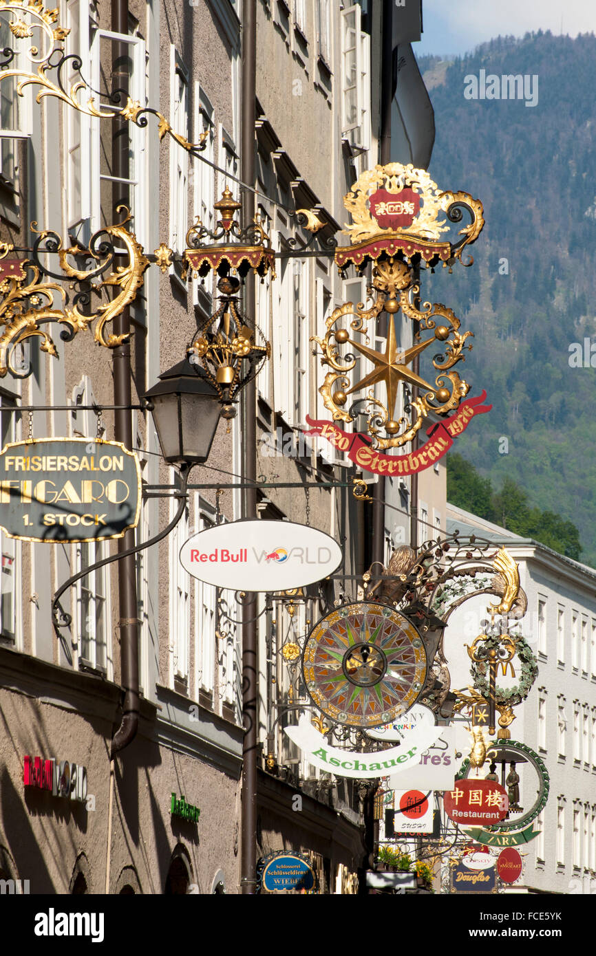 La Getreidegasse, le centre historique de la ville de Salzbourg, site du patrimoine mondial de l'UNESCO, Autriche Banque D'Images