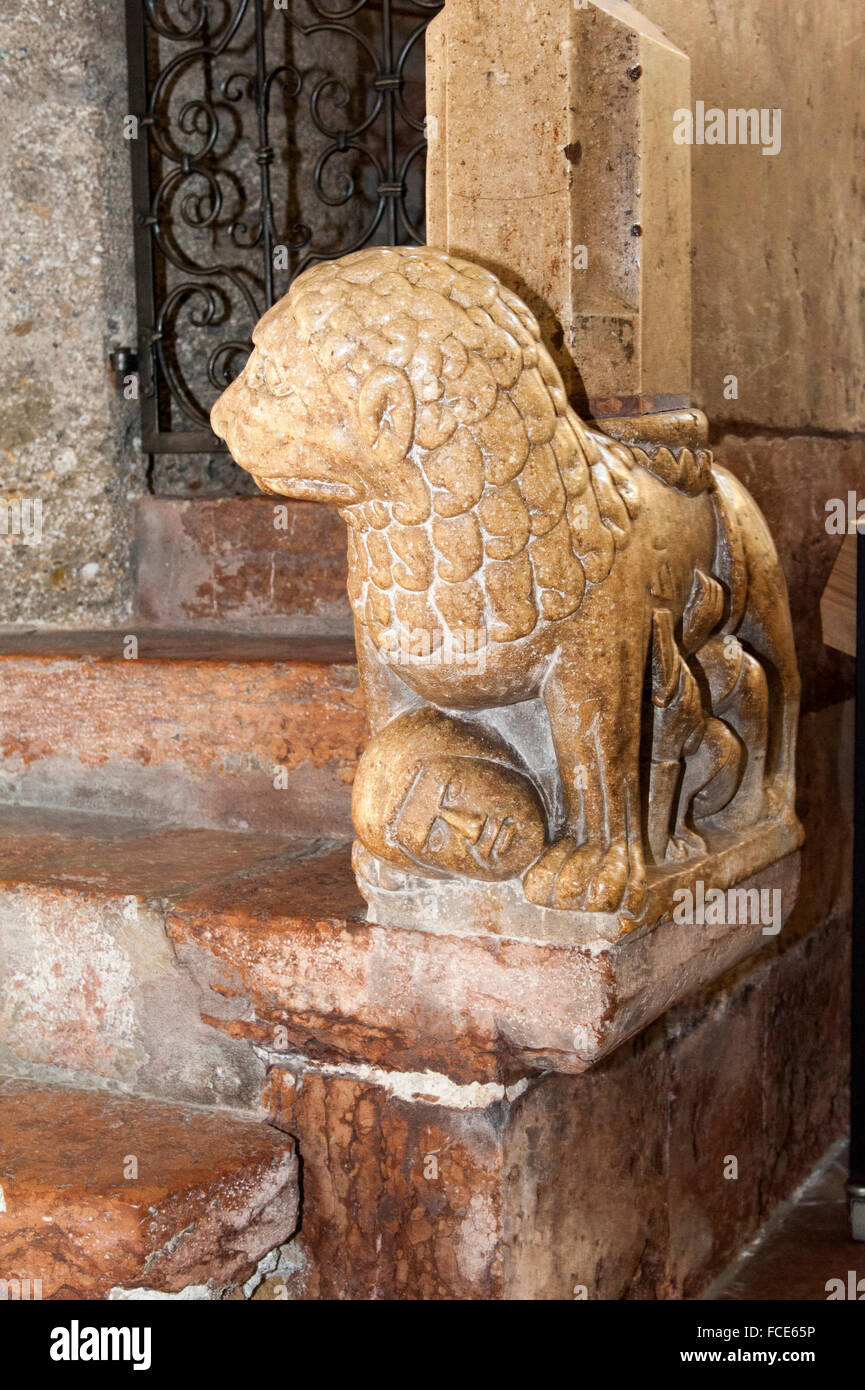Lion romane 13ème siècle, église des Franciscains, à l'intérieur du centre historique de la ville de Salzbourg, classé au Patrimoine Mondial de l'tr Banque D'Images