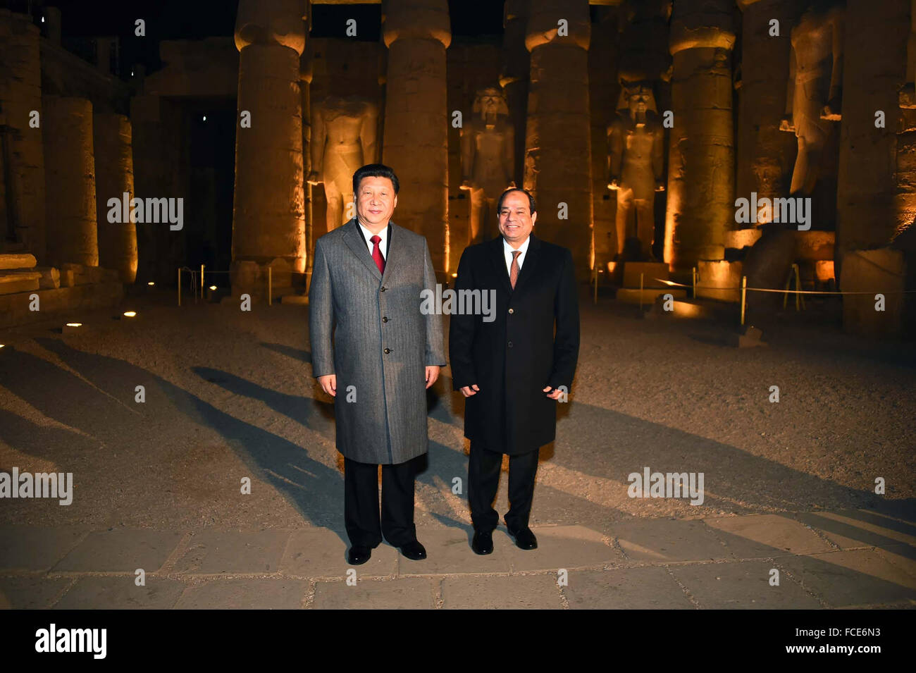 21 janvier 2016 - Louxor, Egypte - Le président chinois Xi Jinping (L) en Egypte pour une visite de deux jours pour discuter de la coopération bilatérale avec le président égyptien Abdel-Fattah El-Sisi, marquant le premier président chinois visite au Moyen-Orient en 10 ans, lors d'une soirée performance à Temple de Louxor. Les deux dirigeants vont signer jeudi un certain nombre d'accords économiques, dont une sur l'aviation civile, plusieurs projets d'électricité et d'un accord sur l'à-être construit de la nouvelle capitale administrative. Les deux présidents tiendront une conférence de presse jeudi à la rue Kasr El-Kobba Palace en Cai Banque D'Images