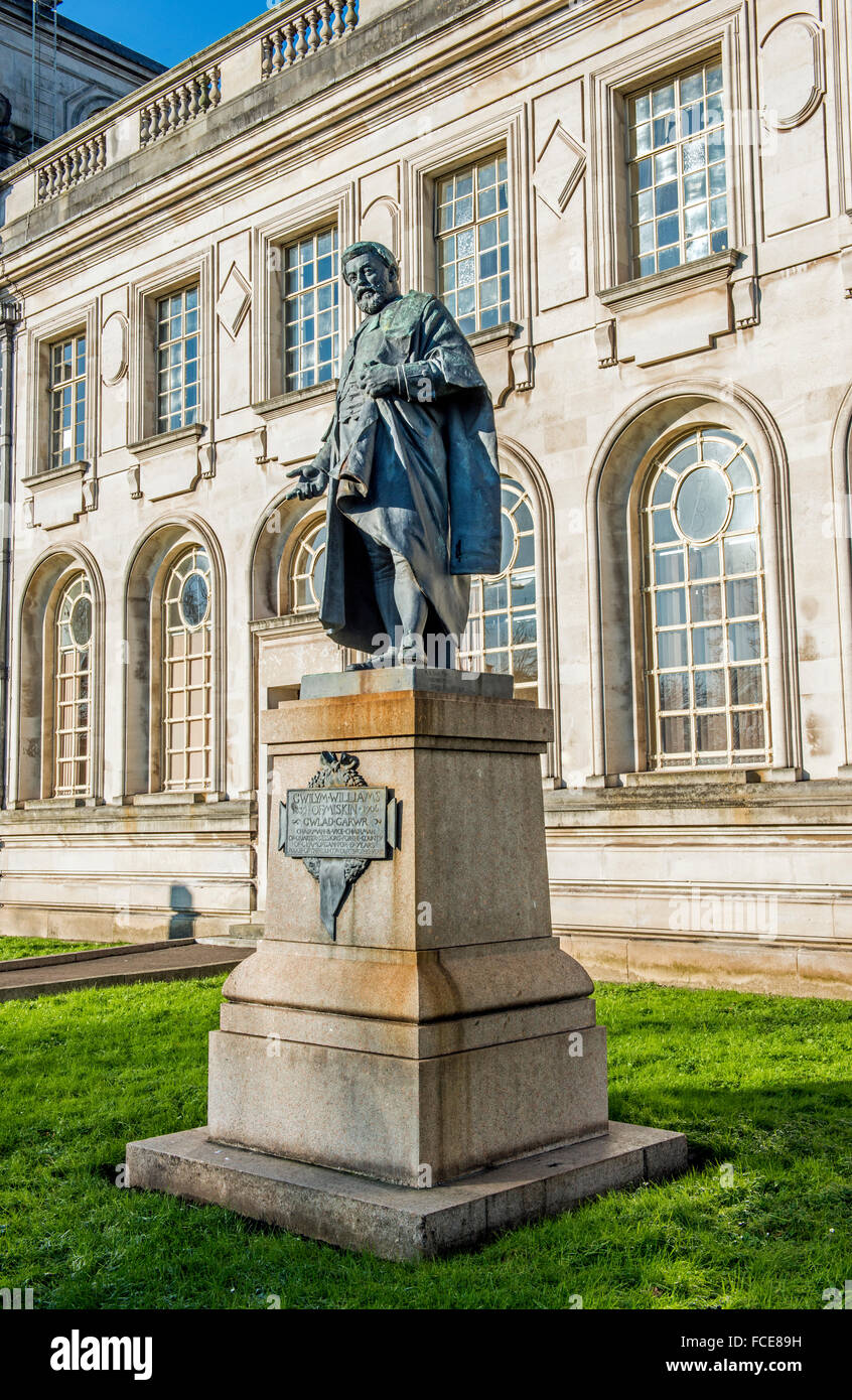 Statue de Gwilym Williams, juge, aux côtés de la Crown Court de Cardiff, Pays de Galles du sud par Sir William Goscombe John, en bronze Banque D'Images