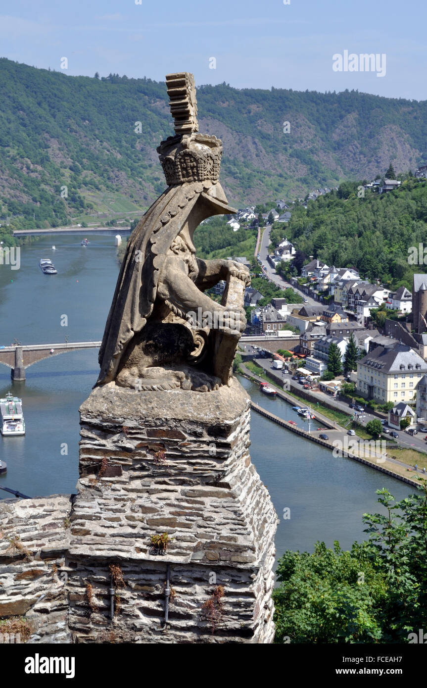 Une gargouille surplombe la Moselle du Château Reichsburg, ou, à Cochem, Allemagne. Banque D'Images
