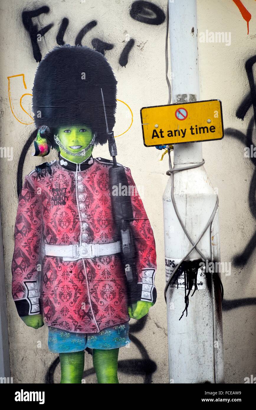 L Art De Rue Graffiti Coupe Papier Imitant Une Garde Royale Sur Un Mur A Whitechapel Et D Un Lampost Avec Un Panneau De Circulation Pas De Parking Photo Stock Alamy L Art De Rue Graffiti Coupe Papier Imitant Une Garde Royale Sur Un Mur A Whitechapel Et D Un Lampost Avec Un Panneau De Circulation Pas De Parking Photo Stock Alamy