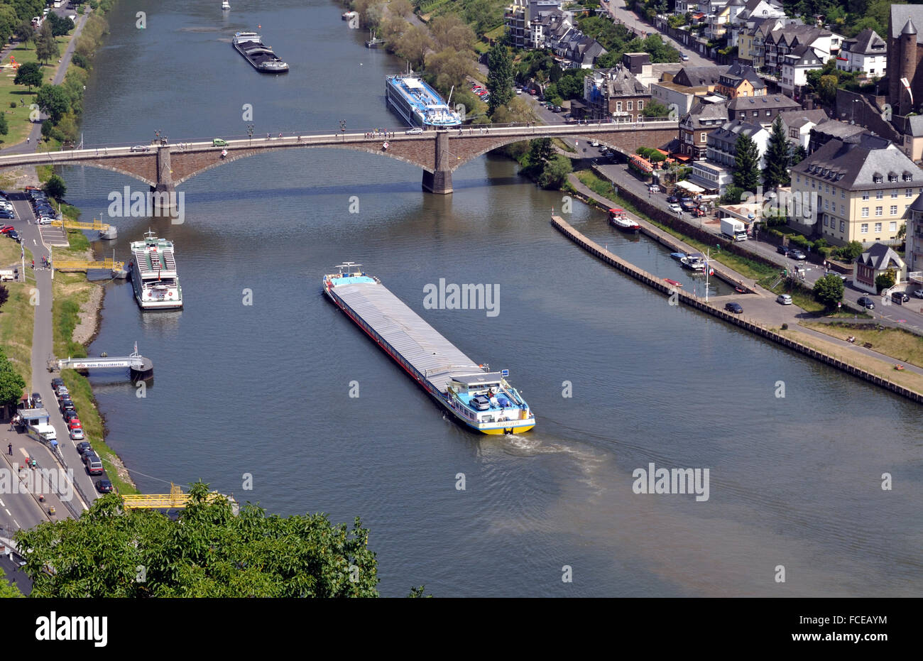 Le chaland de charge Gladiator voyages vers le bas de la Moselle à Cochem passé tandis qu'un autre chaland chargé d'attente du charbon à l'arrière-plan Banque D'Images