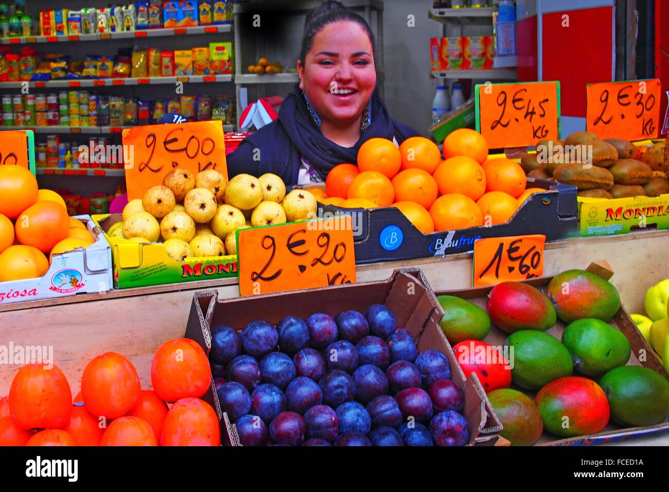 Jeune femme tunisienne, propriétaire d'une épicerie avec fruits et légumes, Saint Michel, Bordeaux, Gironde, Aquitaine, France Banque D'Images