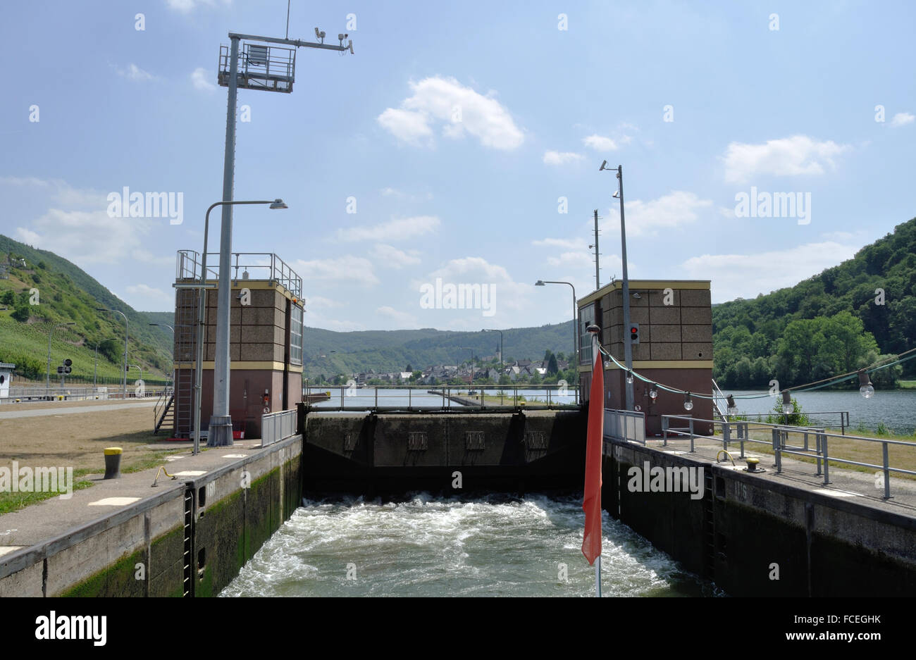 L'écluse de Bruttig-Fankel, sur la Moselle, l'Allemagne, a presque rempli comme navire de plaisance Wappen von Cochem attend d'être rele Banque D'Images