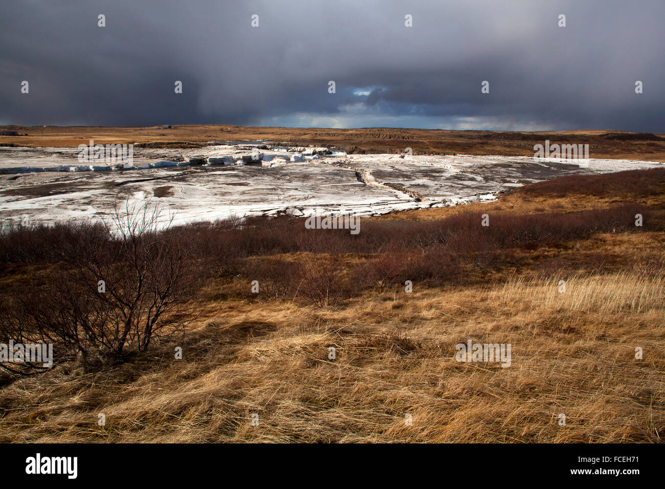 La fonte des glaces sur une rive du fleuve en Islande, printemps Banque D'Images