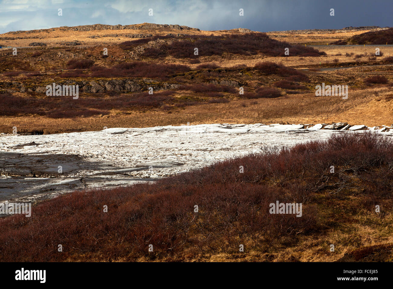 La fonte des glaces sur une rive du fleuve en Islande, printemps Banque D'Images