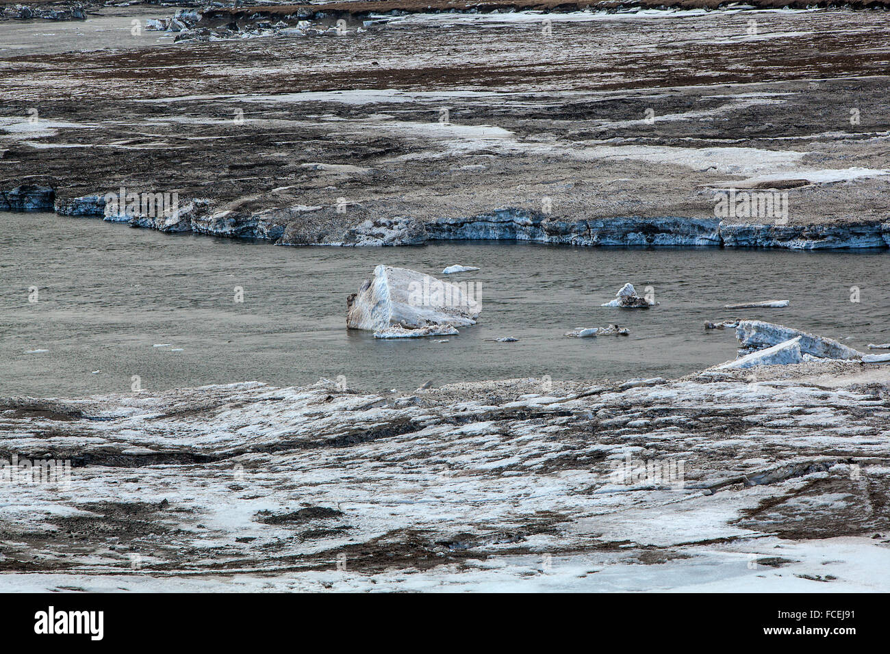 La glace sur une rive du fleuve en Islande, printemps Banque D'Images