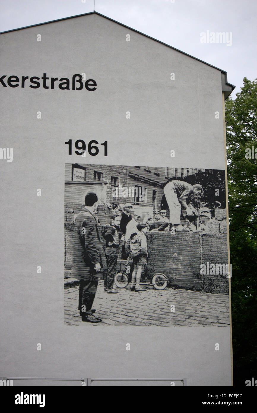 Bilder von der Berliner Mauer une Hausfassaden an der Bernauer Strasse, Berlin-Mitte. Banque D'Images
