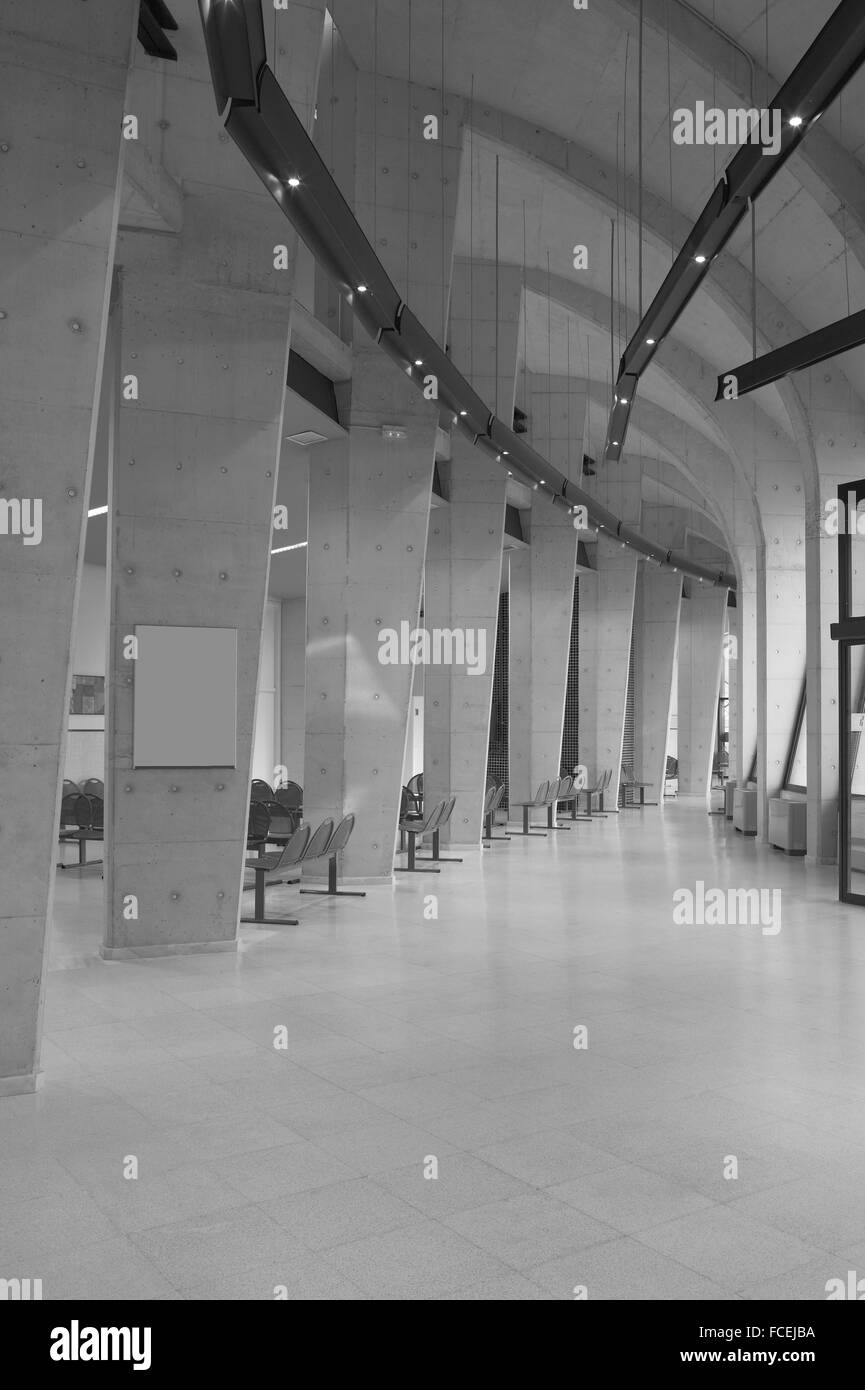 Corridor moderne d'attente. Noir et blanc. La verticale Banque D'Images