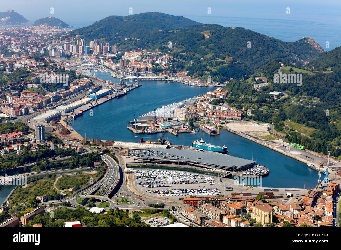 Vue aérienne, l'exportation des voitures, Port de Pasajes, Gipuzkoa, Pays Basque, Espagne. Banque D'Images