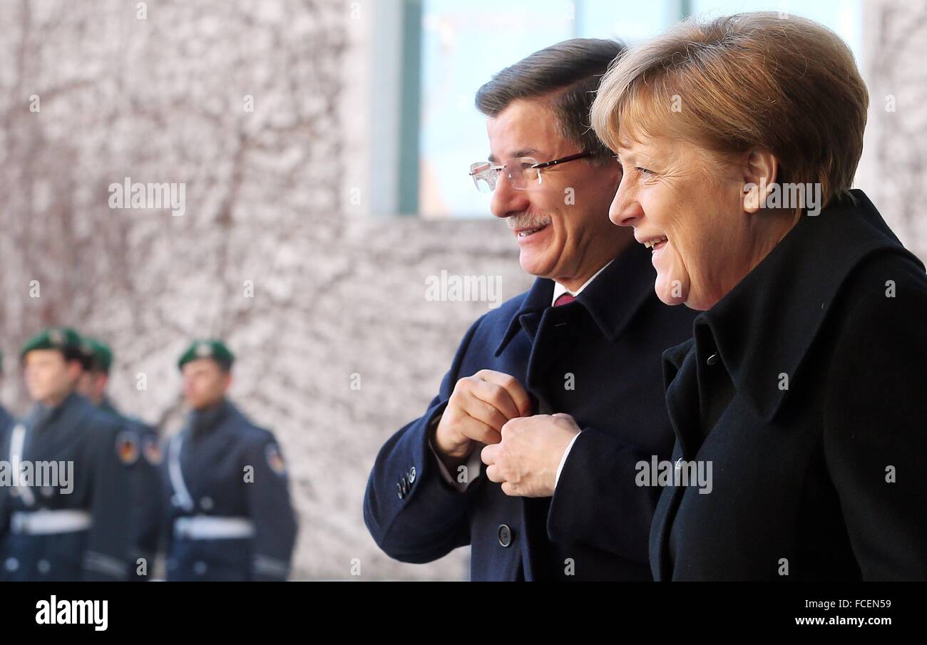 Berlin, Allemagne. 22 janvier, 2016. La chancelière Angela Merkel (CDU) reçoit le premier ministre de la Turquie, Ahmet Davutoglu, avec les honneurs militaires en face de la chancellerie fédérale à Berlin, Allemagne, 22 janvier 2016. Les discussions au cours de la première des consultations intergouvernementales germano-turque se concentrer sur des sujets tels que la lutte contre le terrorisme et la politique des réfugiés. PHOTO : Wolfgang Kumm/dpa/Alamy Live News Banque D'Images