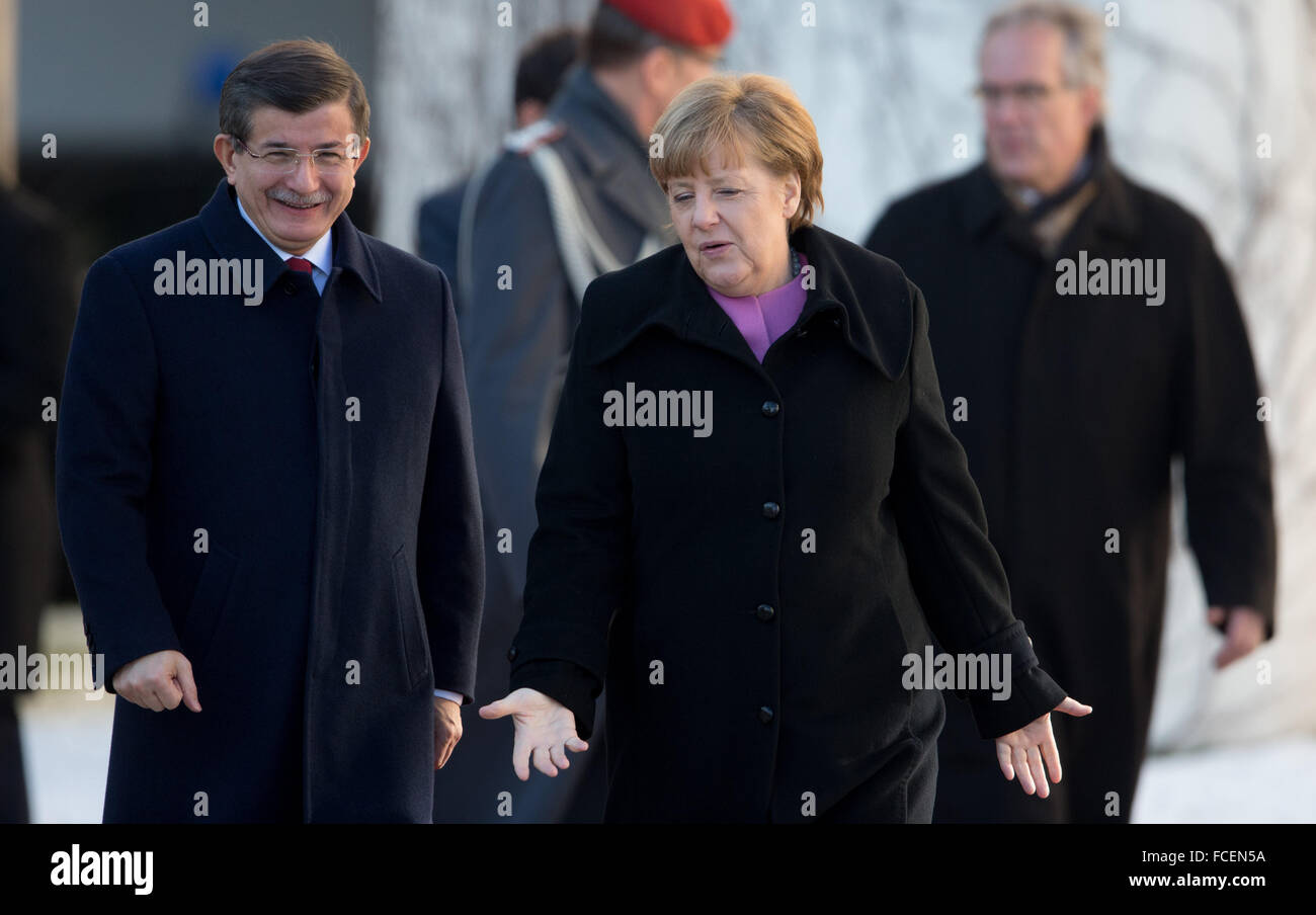 Berlin, Allemagne. 22 janvier, 2016. La chancelière Angela Merkel (CDU) reçoit le premier ministre de la Turquie, Ahmet Davutoglu, avec les honneurs militaires en face de la chancellerie fédérale à Berlin, Allemagne, 22 janvier 2016. Les discussions au cours de la première des consultations intergouvernementales germano-turque se concentrer sur des sujets tels que la lutte contre le terrorisme et la politique des réfugiés. PHOTO : Kay Nietfeld/dpa/Alamy Live News Banque D'Images