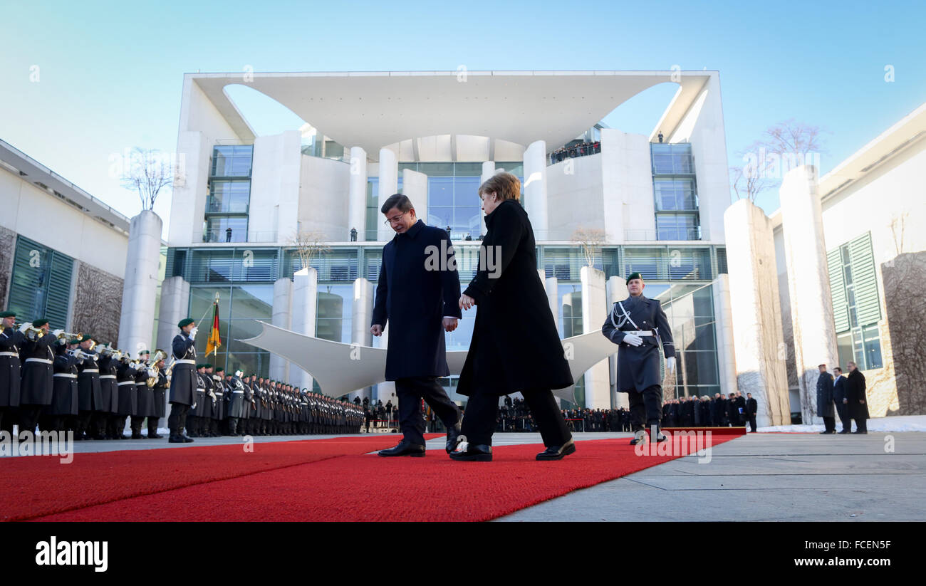 Berlin, Allemagne. 22 janvier, 2016. La chancelière Angela Merkel (CDU) reçoit le premier ministre de la Turquie, Ahmet Davutoglu, avec les honneurs militaires en face de la chancellerie fédérale à Berlin, Allemagne, 22 janvier 2016. Les discussions au cours de la première des consultations intergouvernementales germano-turque se concentrer sur des sujets tels que la lutte contre le terrorisme et la politique des réfugiés. PHOTO : Kay Nietfeld/dpa/Alamy Live News Banque D'Images