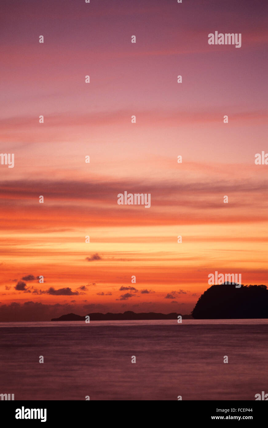 Coucher du soleil dans la République des Palaos, un pays insulaire dans l'ouest de la chaîne des îles Caroline, l'Océan Pacifique Banque D'Images