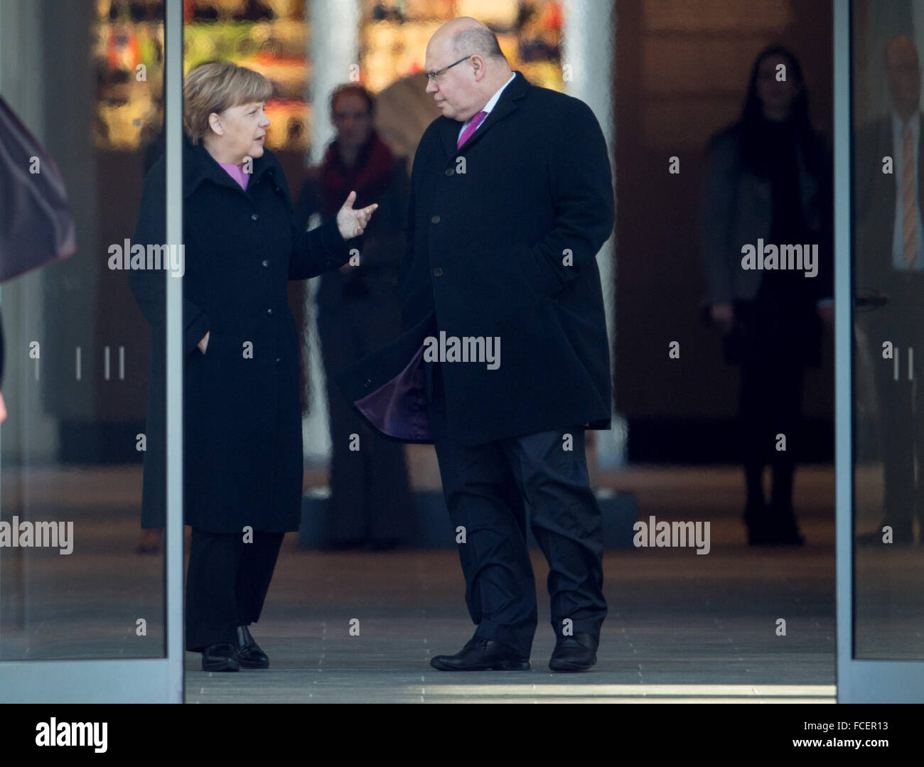 Berlin, Allemagne. 22 janvier, 2016. La chancelière Angela Merkel (CDU) parler à la tête de l'Chancelerry Peter Altmaier (CDU) avant l'consultations gouvernementales germano-turc à Berlin, Allemagne, 22 janvier 2016. Les discussions au cours de la première des consultations intergouvernementales germano-turque se concentrer sur des sujets tels que la lutte contre le terrorisme et la politique des réfugiés. PHOTO : Kay Nietfeld/dpa/Alamy Live News Banque D'Images