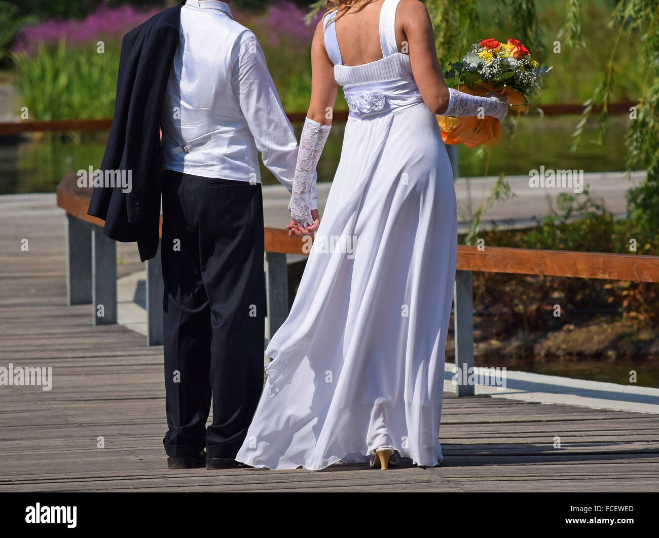 Tout couple marié dans le parc Banque D'Images
