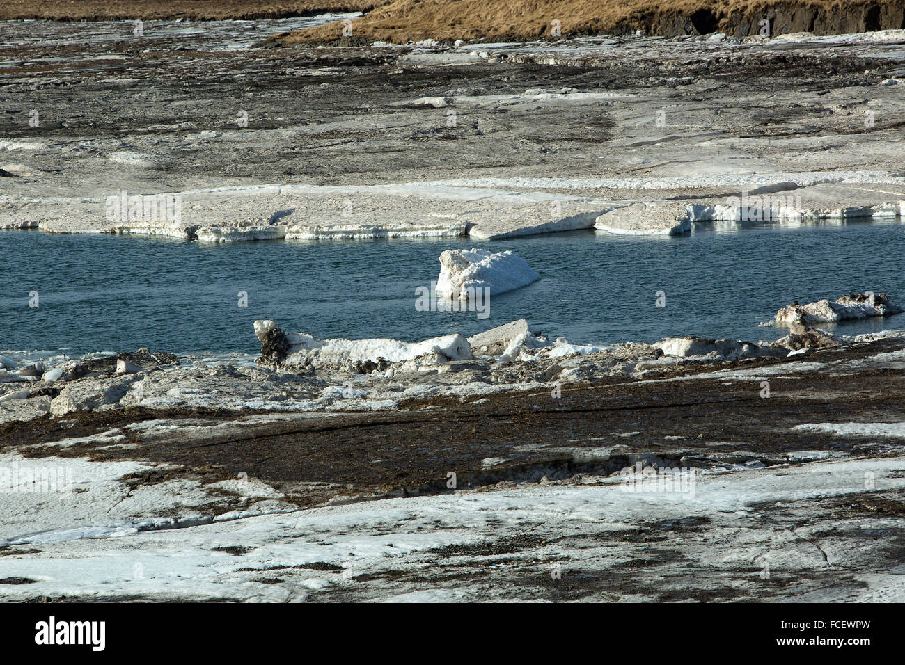La glace sur une rive du fleuve en Islande, printemps Banque D'Images