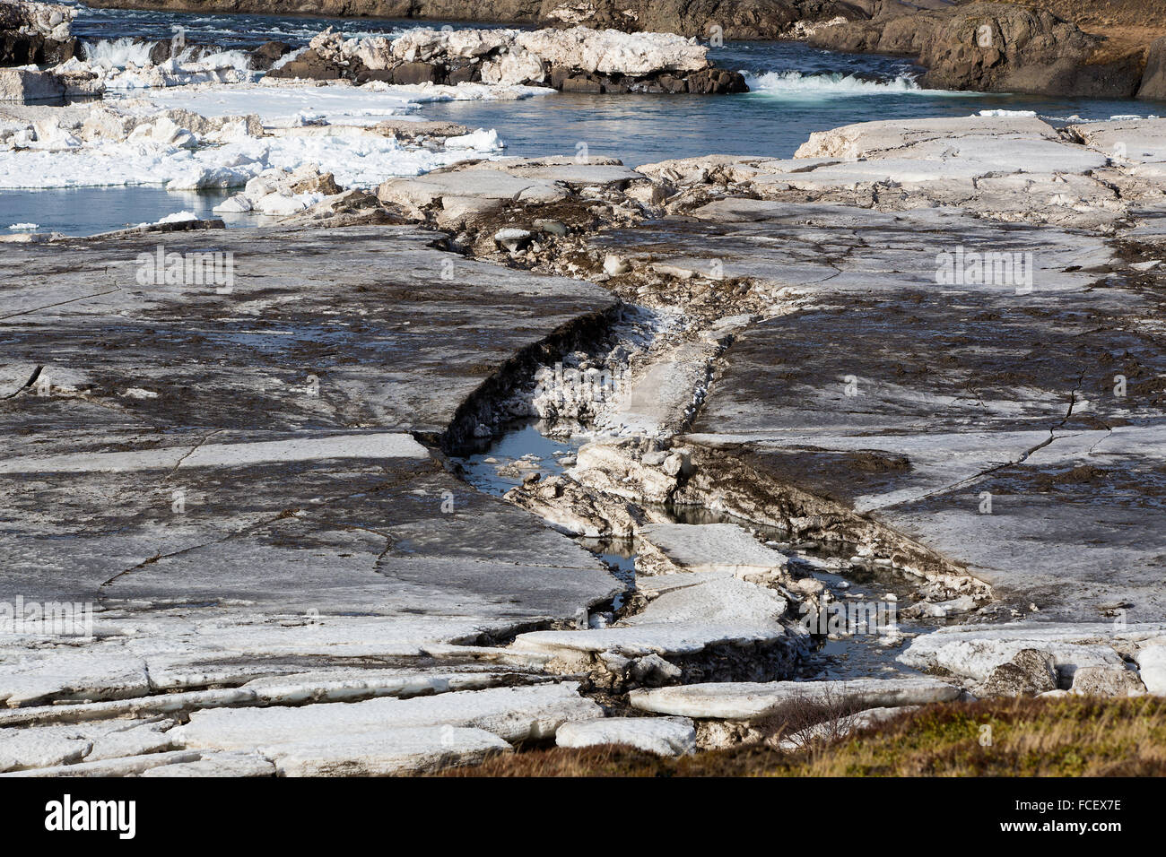 La glace sur une rive du fleuve en Islande, printemps Banque D'Images