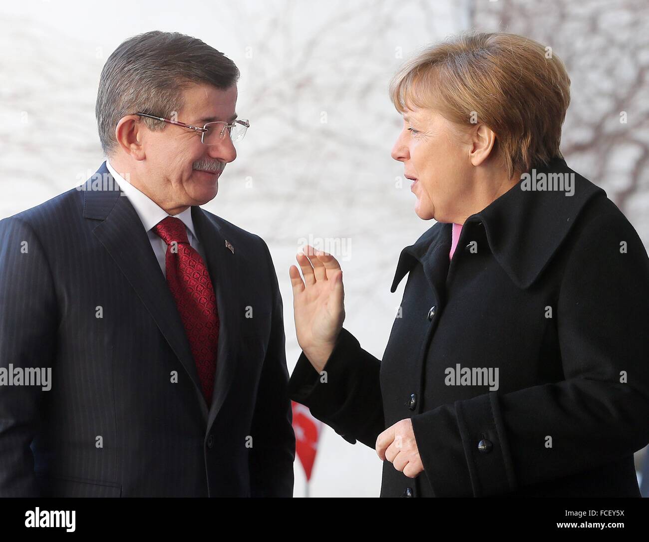 Berlin, Allemagne. 22 janvier, 2016. La chancelière Angela Merkel (CDU) reçoit le premier ministre de la Turquie, Ahmet Davutoglu, avec les honneurs militaires en face de la chancellerie fédérale à Berlin, Allemagne, 22 janvier 2016. Les discussions au cours de la première des consultations intergouvernementales germano-turque se concentrer sur des sujets tels que la lutte contre le terrorisme et la politique des réfugiés. PHOTO : WOLFGANG KUMM/dpa/Alamy Live News Banque D'Images