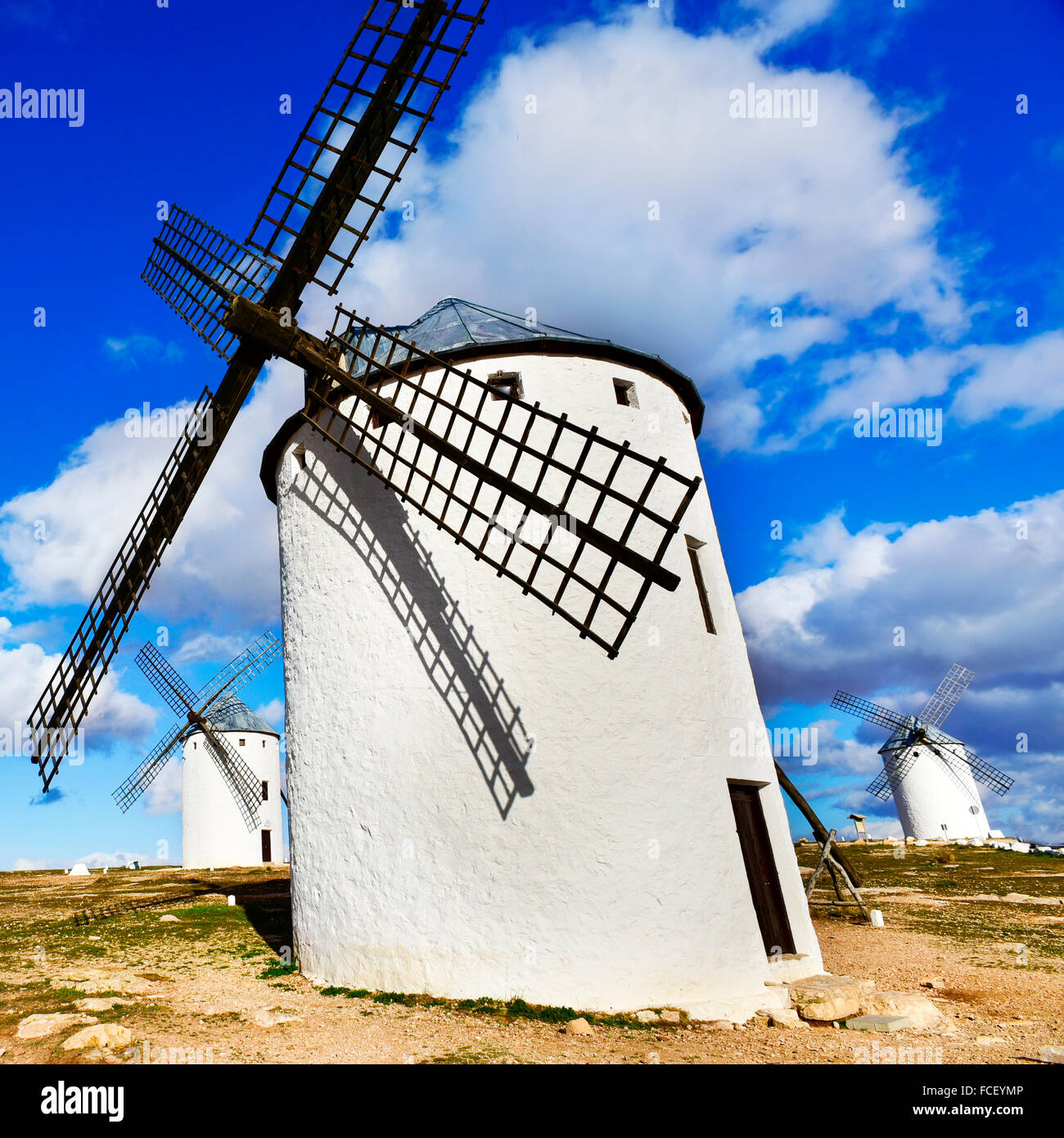Un moulin à vent traditionnel blanc à Campo de Criptana, Espagne Banque D'Images