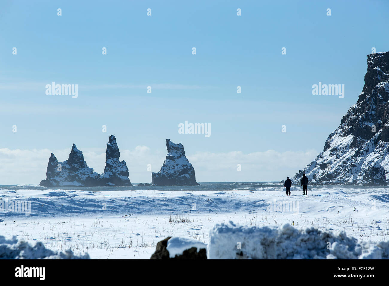 Trois pinacles de Vik, le sud de l'Islande en hiver Banque D'Images