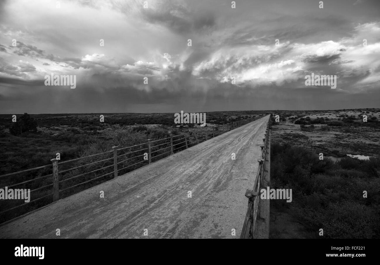 Orage, paysage, pont, route de gravier, Karoo Banque D'Images