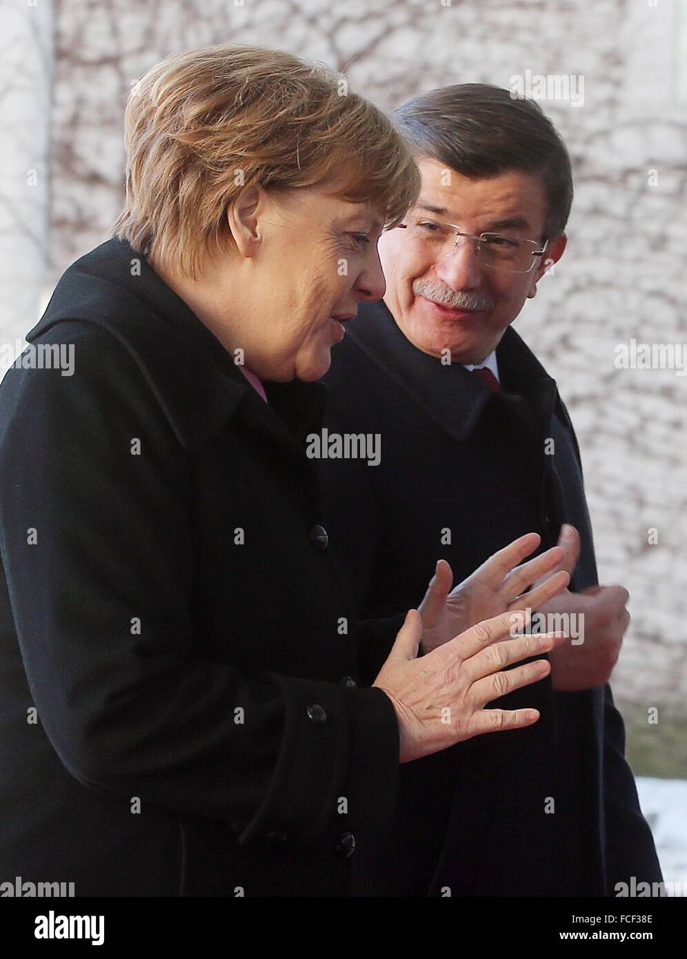 Berlin, Allemagne. 22 janvier, 2016. La chancelière Angela Merkel (CDU) reçoit le premier ministre de la Turquie, Ahmet Davutoglu, avec un l'honneur militaire, à la Chancellerie fédérale à Berlin, Allemagne, 22 janvier 2016. Les discussions au cours de la première des consultations intergouvernementales germano-turque se concentrer sur des sujets tels que la lutte contre le terrorisme et la politique des réfugiés. PHOTO : WOLFGANG KUMM/dpa/Alamy Live News Banque D'Images