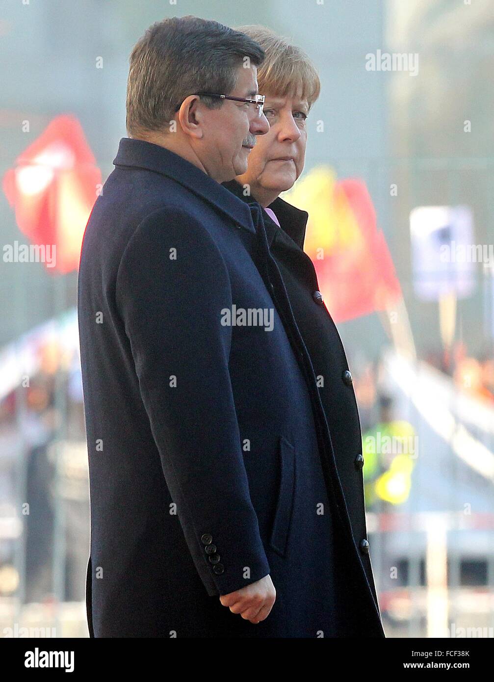 Berlin, Allemagne. 22 janvier, 2016. La chancelière Angela Merkel (CDU) reçoit le premier ministre de la Turquie, Ahmet Davutoglu, avec un l'honneur militaire, à la Chancellerie fédérale à Berlin, Allemagne, 22 janvier 2016. Les discussions au cours de la première des consultations intergouvernementales germano-turque se concentrer sur des sujets tels que la lutte contre le terrorisme et la politique des réfugiés. PHOTO : WOLFGANG KUMM/dpa/Alamy Live News Banque D'Images