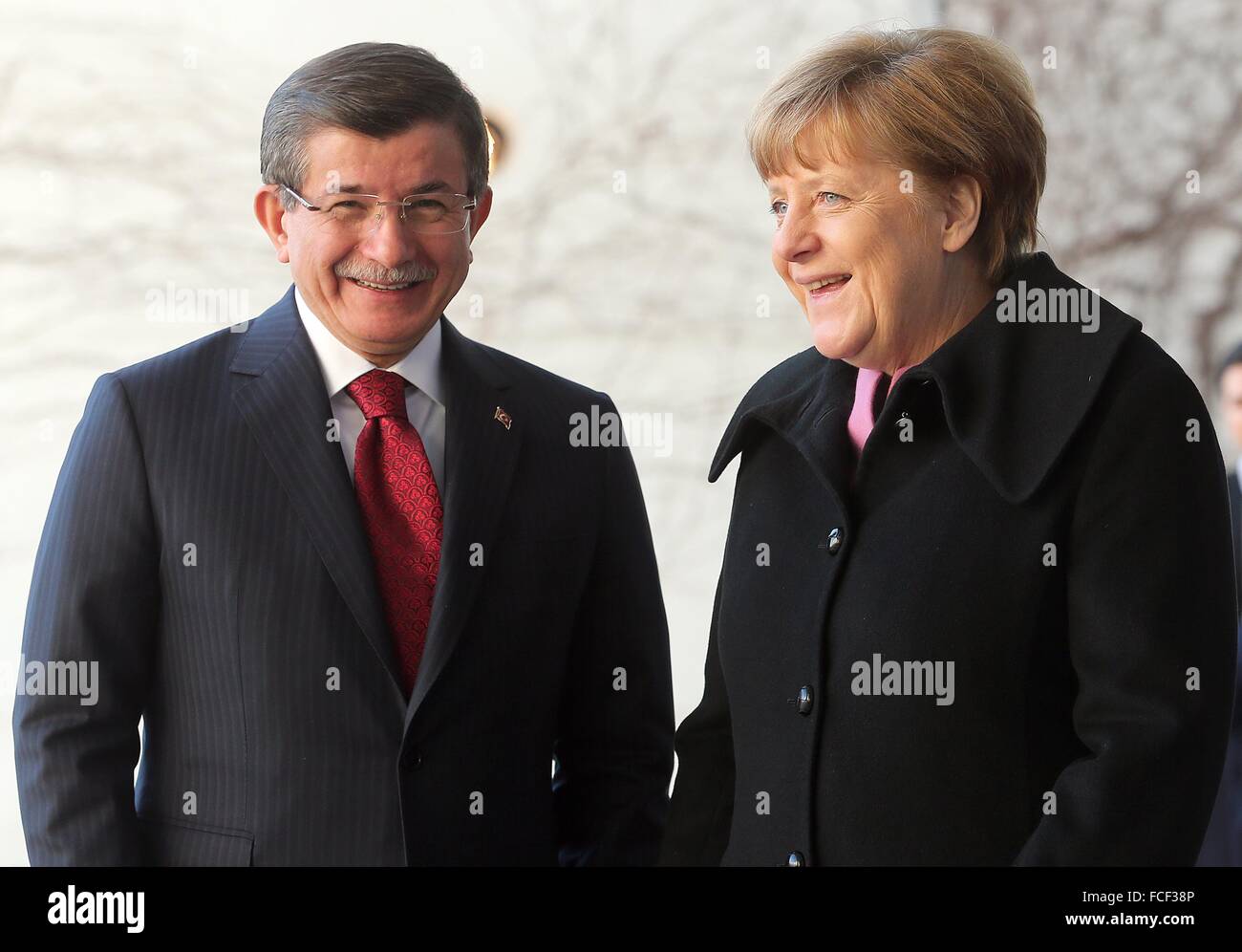 Berlin, Allemagne. 22 janvier, 2016. La chancelière Angela Merkel (CDU) reçoit le premier ministre de la Turquie, Ahmet Davutoglu, avec un l'honneur militaire, à la Chancellerie fédérale à Berlin, Allemagne, 22 janvier 2016. Les discussions au cours de la première des consultations intergouvernementales germano-turque se concentrer sur des sujets tels que la lutte contre le terrorisme et la politique des réfugiés. PHOTO : WOLFGANG KUMM/dpa/Alamy Live News Banque D'Images