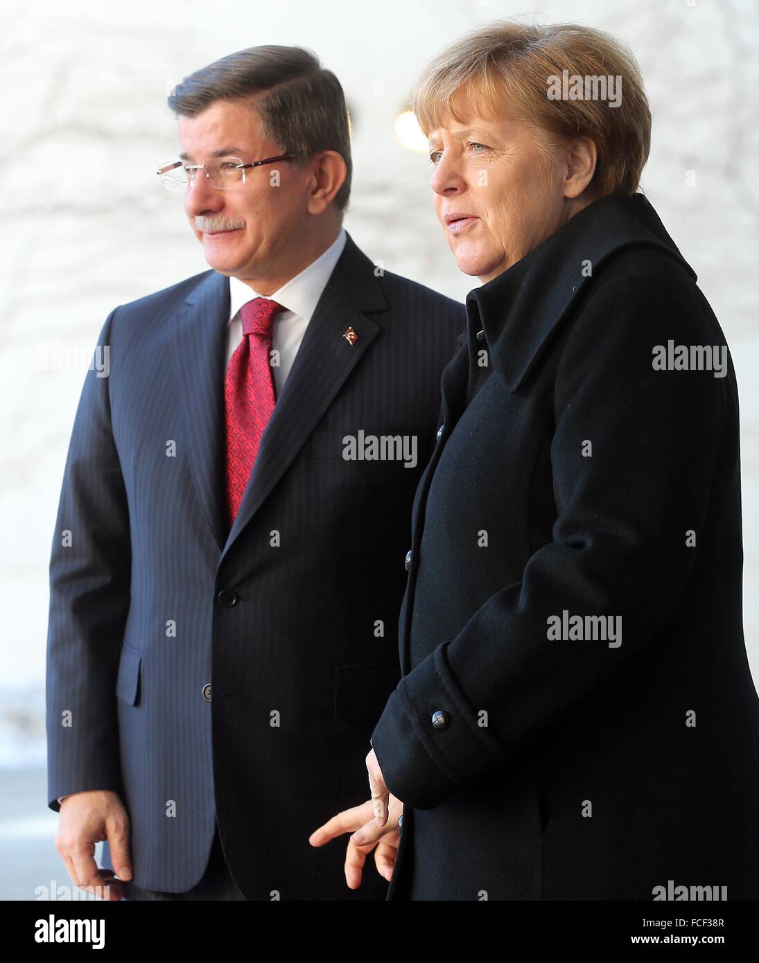 Berlin, Allemagne. 22 janvier, 2016. La chancelière Angela Merkel (CDU) reçoit le premier ministre de la Turquie, Ahmet Davutoglu, avec un l'honneur militaire, à la Chancellerie fédérale à Berlin, Allemagne, 22 janvier 2016. Les discussions au cours de la première des consultations intergouvernementales germano-turque se concentrer sur des sujets tels que la lutte contre le terrorisme et la politique des réfugiés. PHOTO : WOLFGANG KUMM/dpa/Alamy Live News Banque D'Images